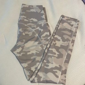 Artem white camo leggings size S